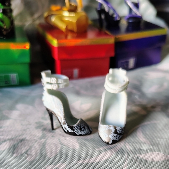 Rainbow High Python Heels For Dolls - Picture 1 of 2